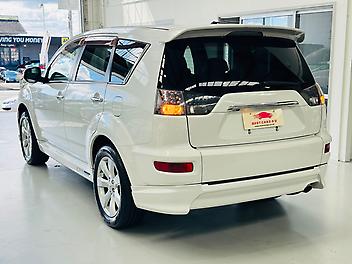 2010 Mitsubishi Outlander 2.4L 4WD MINI SUV | 7-SEATS | SMART KEY | (PRE-OWNED)