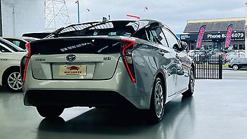 2018 Toyota Prius S GRADE HYBRID | ADAPTIVE CRUISE CONTROL | FOG LIGHTS |