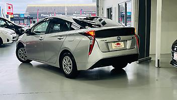 2018 Toyota Prius S GRADE HYBRID | ADAPTIVE CRUISE CONTROL | FOG LIGHTS |