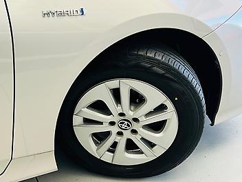 2017 Toyota Prius 1.8L HYBRID | S GRADE | ADAPTIVE CRUISE CONTROL | FOG LIGHTS