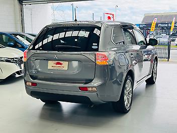 2014 Mitsubishi Outlander PHEV 4WD | LEATHER TRIM | CRUISE | HEAT SEAT | POWER TAIL GATE