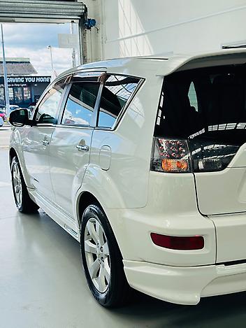 2010 Mitsubishi Outlander 2.4L 4WD MINI SUV | 7-SEATS | SMART KEY | (PRE-OWNED)