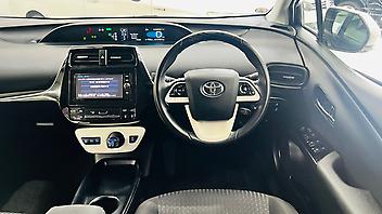 2018 Toyota Prius S GRADE HYBRID | ADAPTIVE CRUISE CONTROL | FOG LIGHTS |