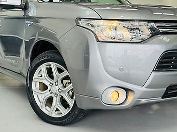 2014 Mitsubishi Outlander PHEV 4WD | LEATHER TRIM | CRUISE | HEAT SEAT | POWER TAIL GATE