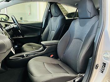 2017 Toyota Prius 1.8L HYBRID | S GRADE | ADAPTIVE CRUISE CONTROL | FOG LIGHTS