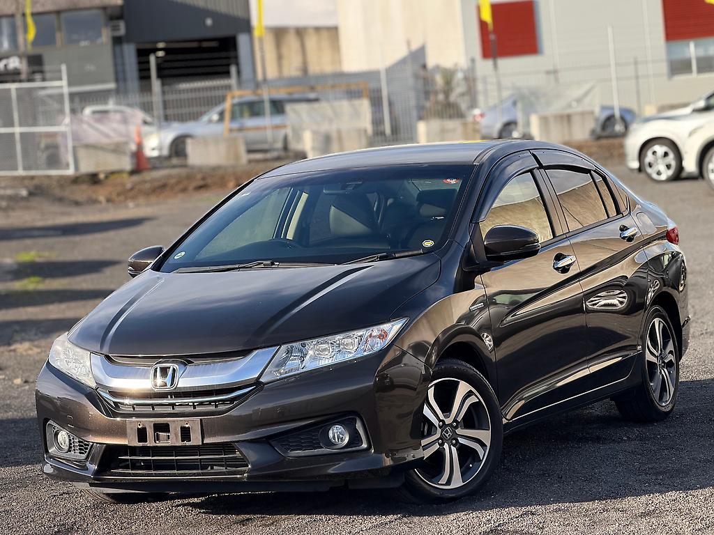 2015 Honda Grace Leather Seats/ Top Spec