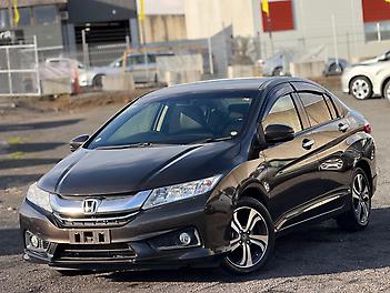 2015 Honda Grace Leather Seats/ Top Spec