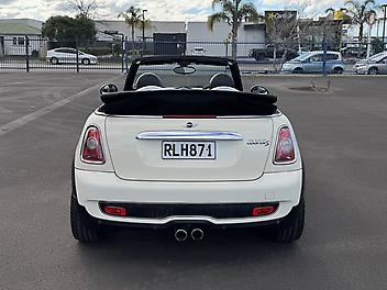 2009 Mini Cooper S Convertible "Technology Package" Low kms
