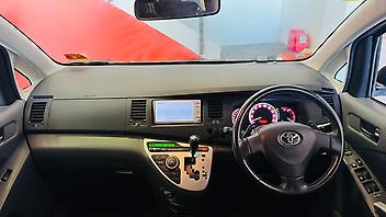 2010 Toyota Isis PLATANA