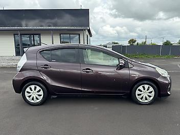 2014 Toyota Aqua Push Start, Heated Seats, Low kms