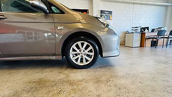 2010 Toyota Isis PLATANA