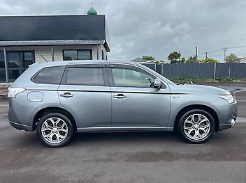 2014 Mitsubishi Outlander 4X4 PHEV **Heated Seats*Cruise*Tow Bar**