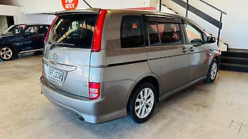2010 Toyota Isis PLATANA