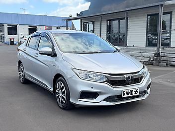 2018 Honda Grace Hybrid with Honda Sensing Suite, 1NZ Owner