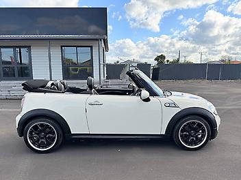 2009 Mini Cooper S Convertible "Technology Package" Low kms