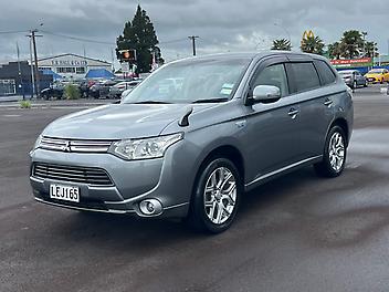 2014 Mitsubishi Outlander 4X4 PHEV **Heated Seats*Cruise*Tow Bar**