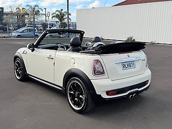 2009 Mini Cooper S Convertible "Technology Package" Low kms