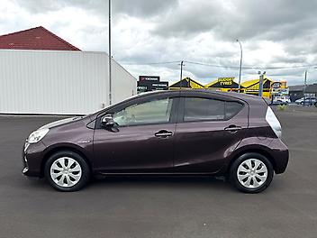 2014 Toyota Aqua Push Start, Heated Seats, Low kms